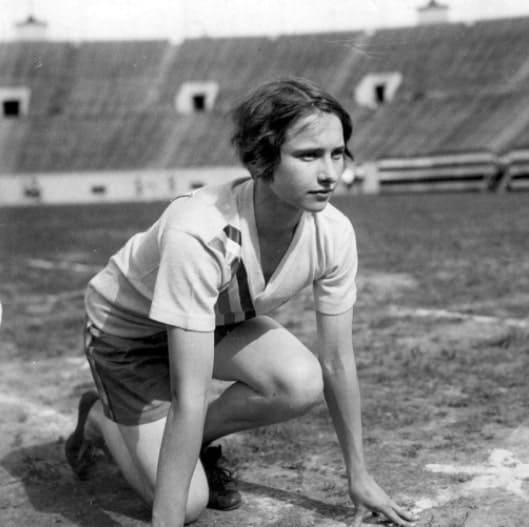 Betty Robinson en position prête à sprinter